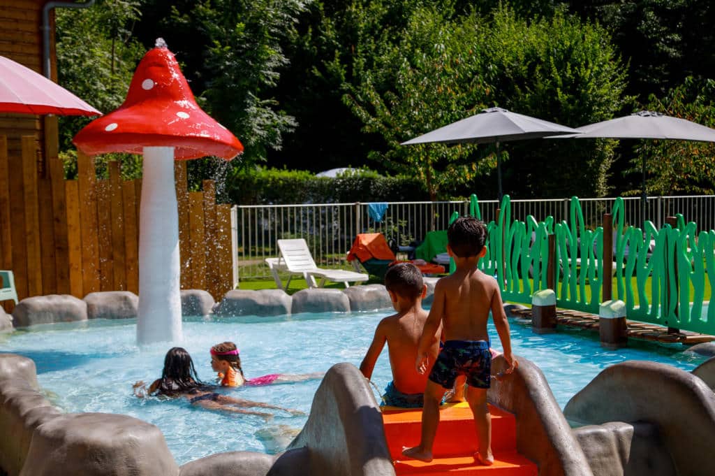 Camping en Ariège con piscina infantil.