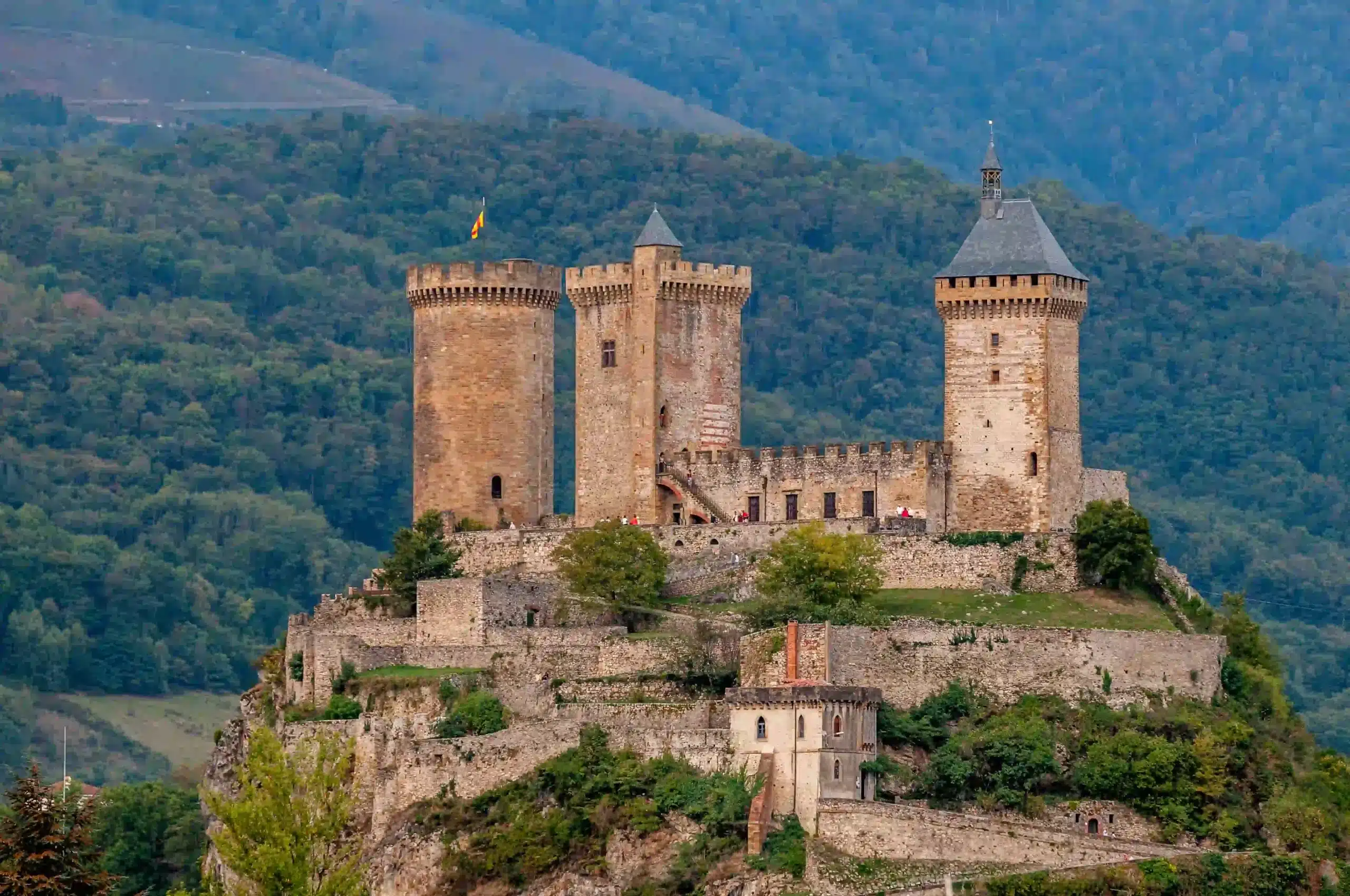 Explorer les Châteaux de l'Ariège comme le Château de Foix et les Châteaux Cathares.