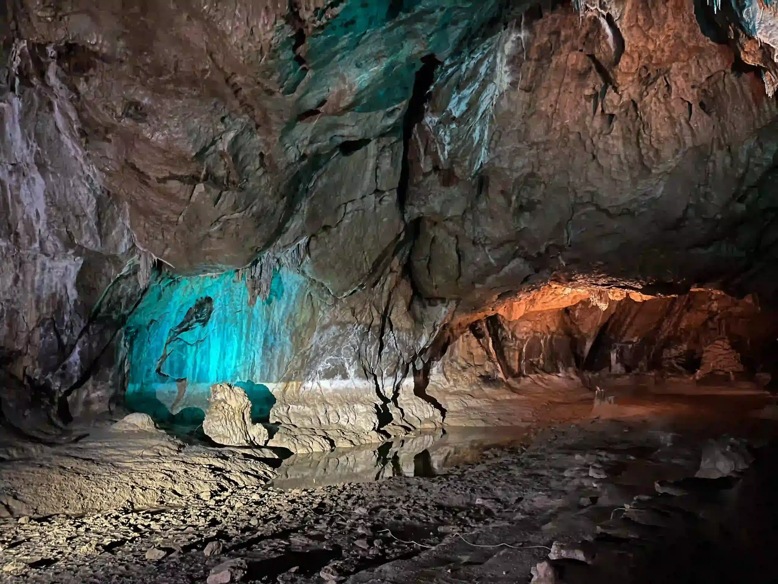 Explorer les grottes de l'Ariège comme la Grotte du Mas d'Azil et la Grotte de Niaux.