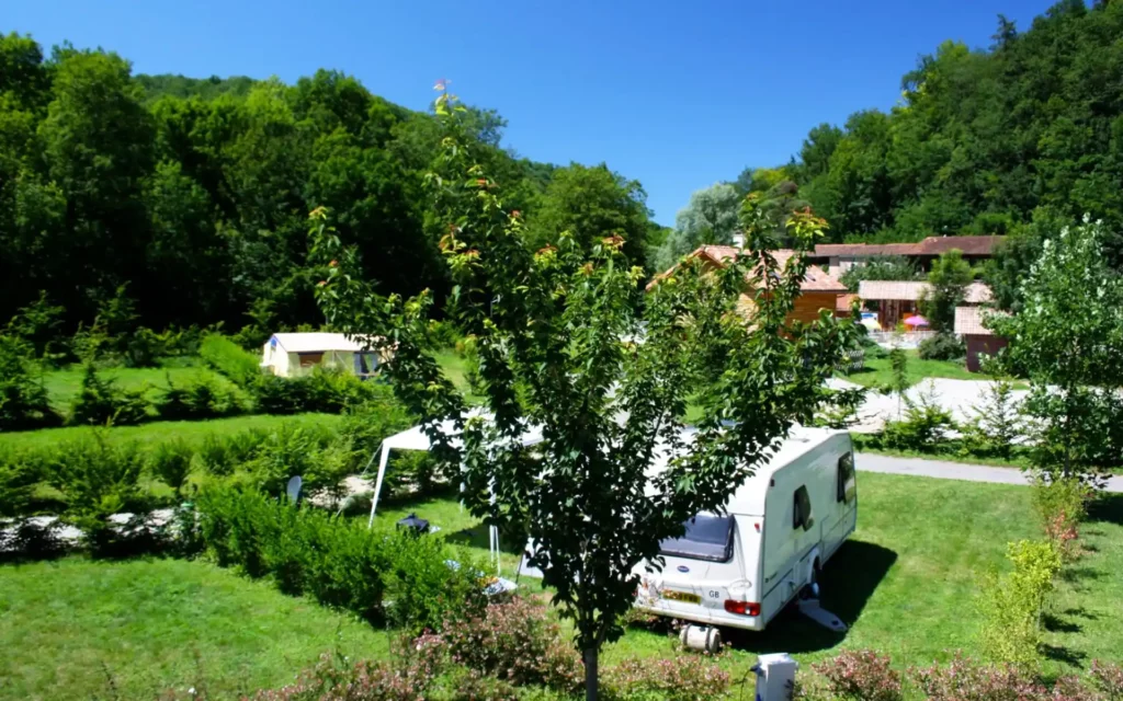 Location d'un emplacement de camping en Ariège pas cher.